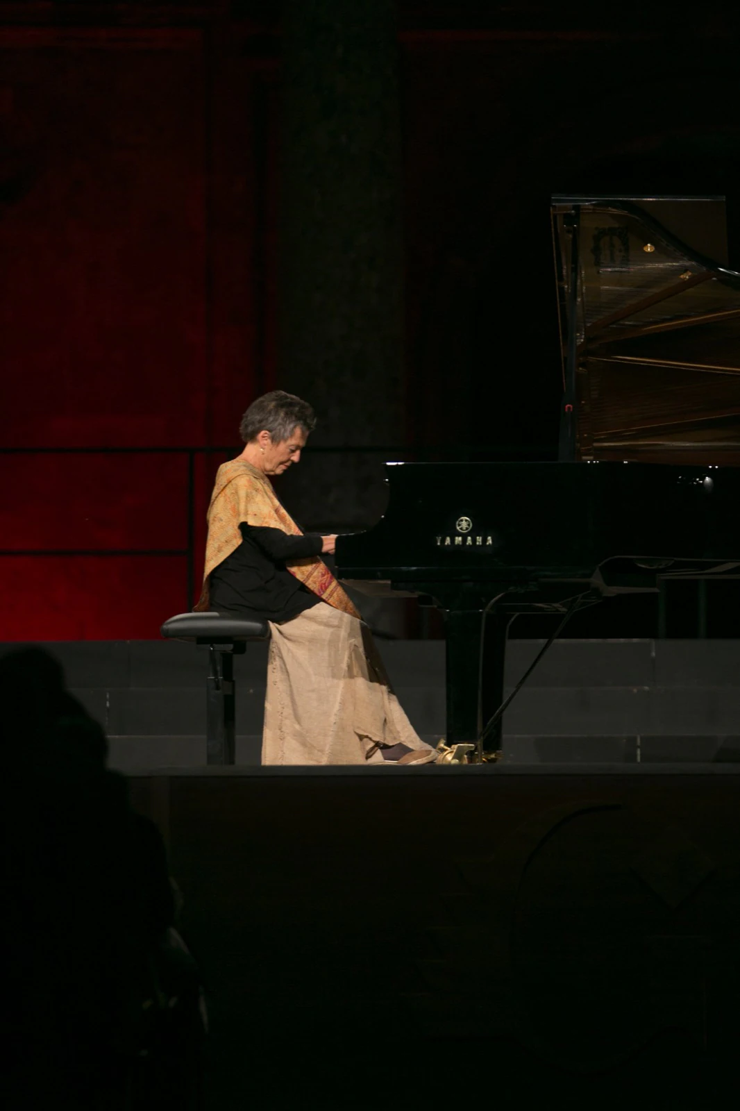 Uno de los verdaderos acontecimientos de la presente edición del Festival ha sido el regreso a Granada de la gran pianista portuguesa Maria Joao Pires. Las anteriores veces que ha estado en Granada sus actuaciones han tenido una extraordinaria categoría, consiguiendo hacer historia de cada una de sus apariciones en los escenarios granadinos. Es por lo que se la esperaba con verdadera expectación, es por lo que los buenos aficionados, los grandes amantes del piano, estaban interesadísimos en volver a disfrutar del arte, de la categoría musical de una de las grandes pianistas que ha marcado una época en la historia de los afortunados intérpretes de este instrumento.