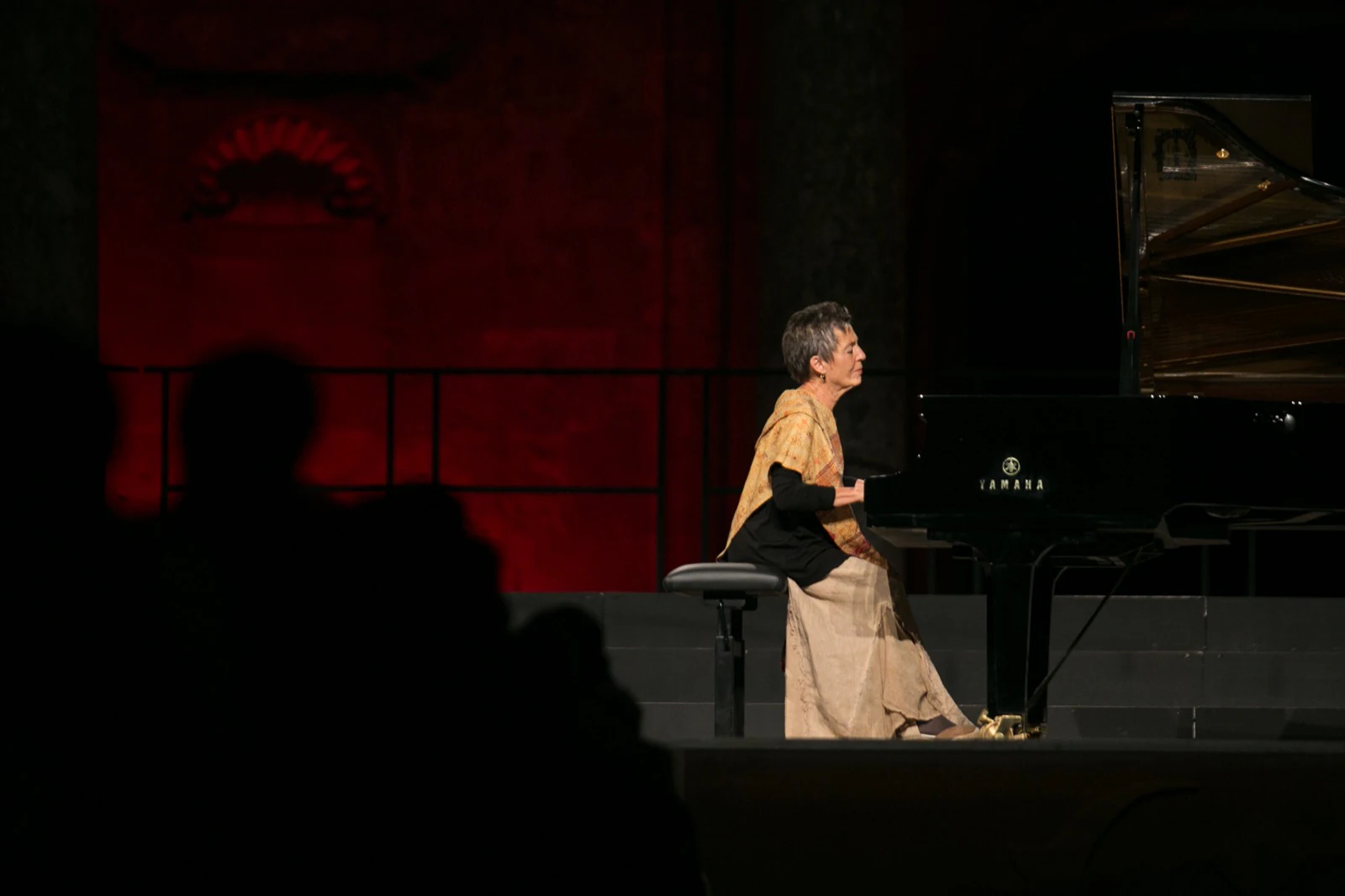 Uno de los verdaderos acontecimientos de la presente edición del Festival ha sido el regreso a Granada de la gran pianista portuguesa Maria Joao Pires. Las anteriores veces que ha estado en Granada sus actuaciones han tenido una extraordinaria categoría, consiguiendo hacer historia de cada una de sus apariciones en los escenarios granadinos. Es por lo que se la esperaba con verdadera expectación, es por lo que los buenos aficionados, los grandes amantes del piano, estaban interesadísimos en volver a disfrutar del arte, de la categoría musical de una de las grandes pianistas que ha marcado una época en la historia de los afortunados intérpretes de este instrumento.