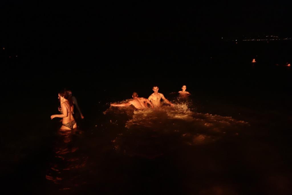 La Costa disfrutó de una madrugada en la que el fuego y el mar fueron los protagonistas y en los que casi todos aprovecharon para pedir algún deseo 