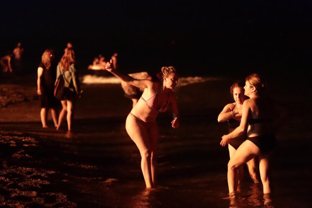 La Costa disfrutó de una madrugada en la que el fuego y el mar fueron los protagonistas y en los que casi todos aprovecharon para pedir algún deseo 