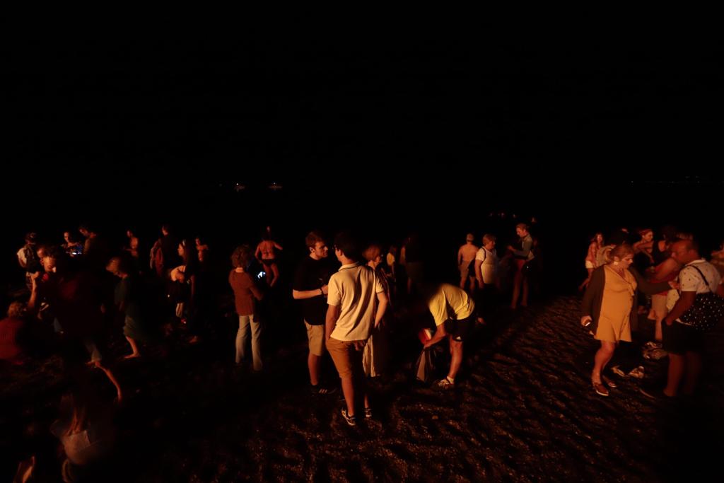 La Costa disfrutó de una madrugada en la que el fuego y el mar fueron los protagonistas y en los que casi todos aprovecharon para pedir algún deseo 