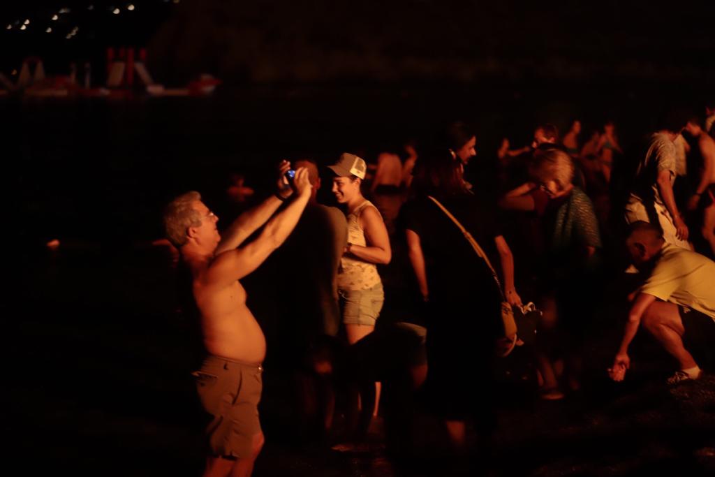 La Costa disfrutó de una madrugada en la que el fuego y el mar fueron los protagonistas y en los que casi todos aprovecharon para pedir algún deseo 