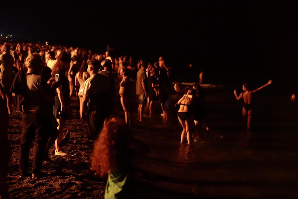 La Costa disfrutó de una madrugada en la que el fuego y el mar fueron los protagonistas y en los que casi todos aprovecharon para pedir algún deseo 