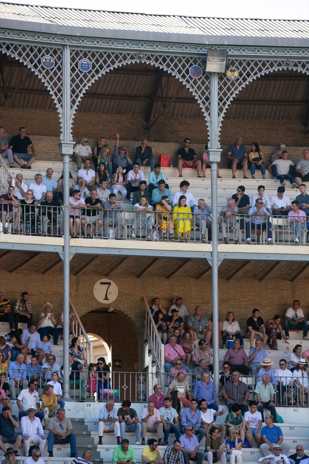 Borja Collado y Miguel Aguilar ponen broche triunfal a la feria del Corpus. El bastetano Aquilino Girón, que cortó una oreja y acreditó sobrado valor, acabó en la enfermería con una lesión en la rodilla