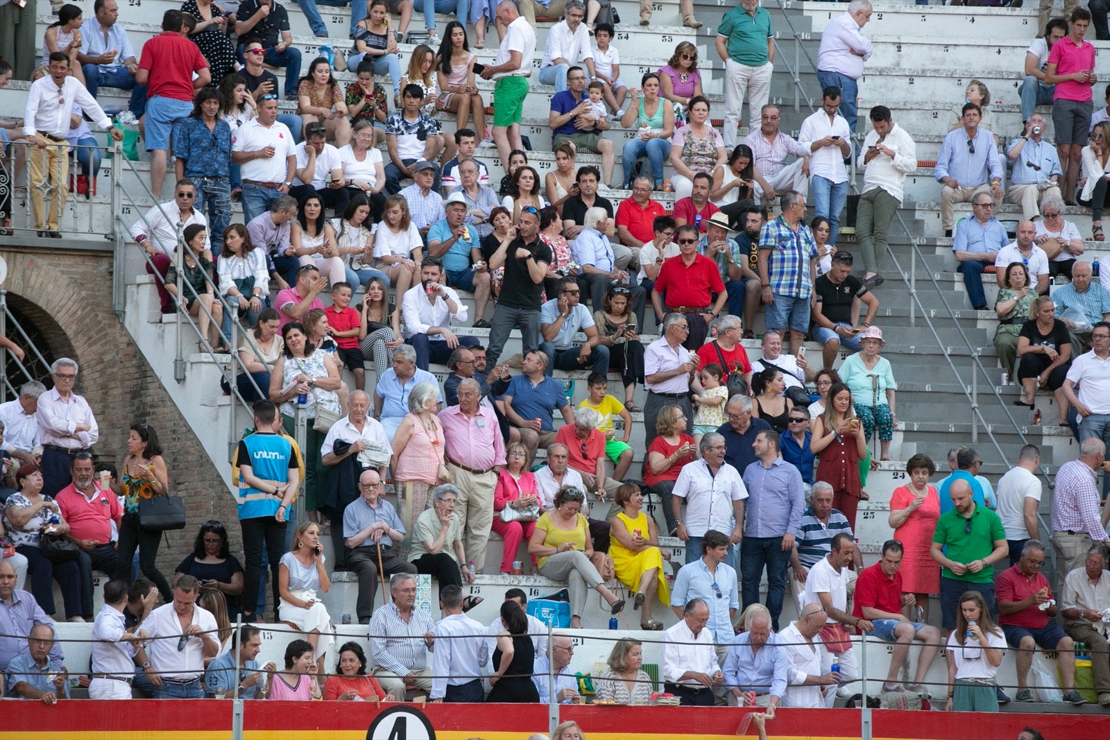 Borja Collado y Miguel Aguilar ponen broche triunfal a la feria del Corpus. El bastetano Aquilino Girón, que cortó una oreja y acreditó sobrado valor, acabó en la enfermería con una lesión en la rodilla