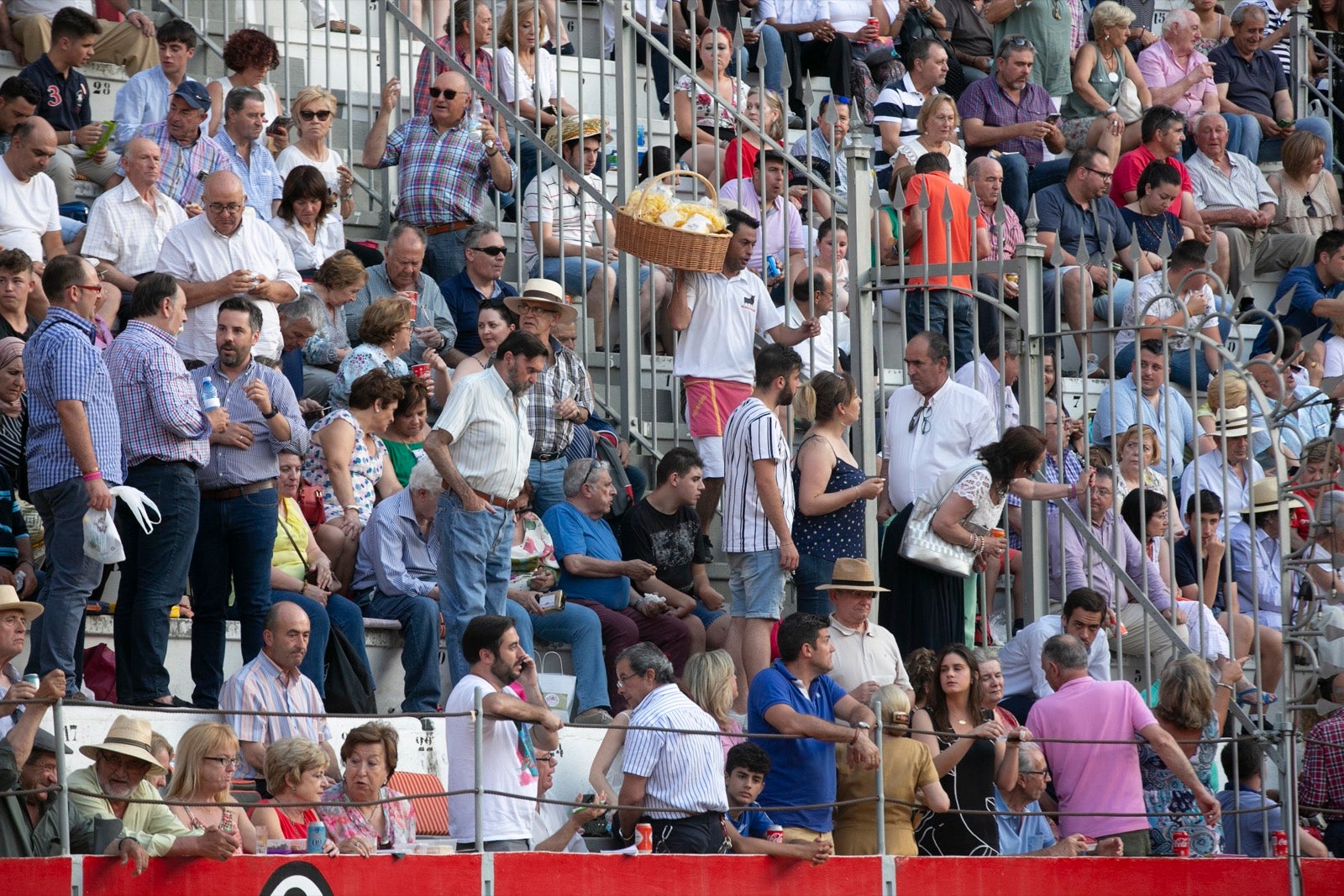 Borja Collado y Miguel Aguilar ponen broche triunfal a la feria del Corpus. El bastetano Aquilino Girón, que cortó una oreja y acreditó sobrado valor, acabó en la enfermería con una lesión en la rodilla