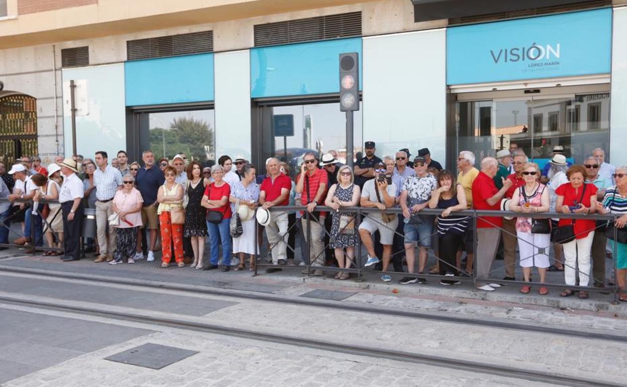 Cientos de vecinos han presenciado la llegada del AVE desde la calle