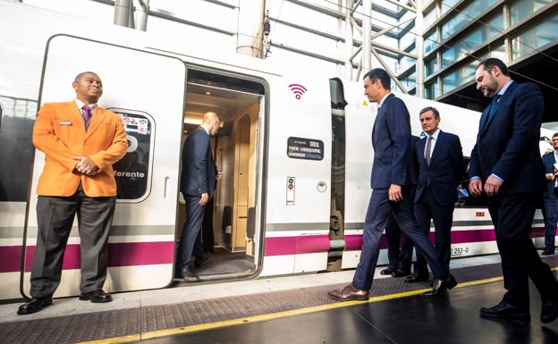 Imagen principal - El inicio del viaje, la inauguración en Antequera y detalle de la pantalla del AVE.