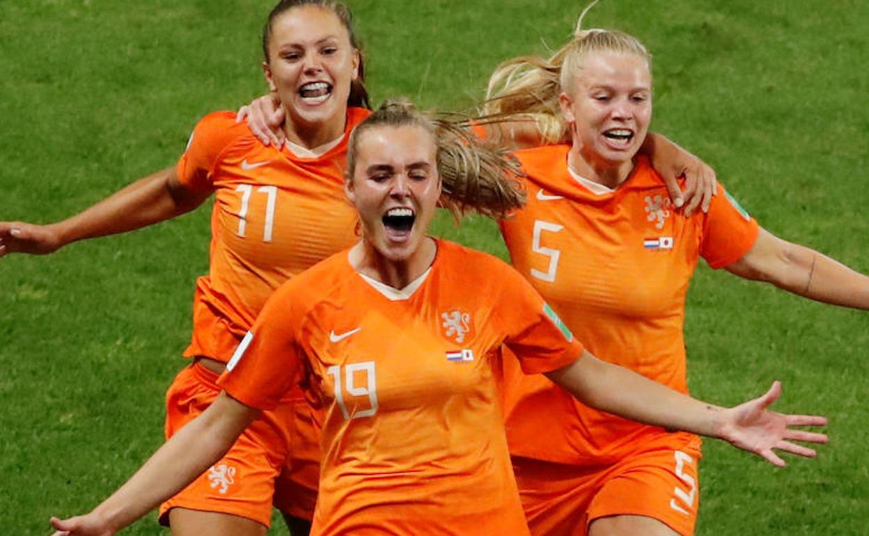 Lieke Martens celebra un gol con sus compañeras. 