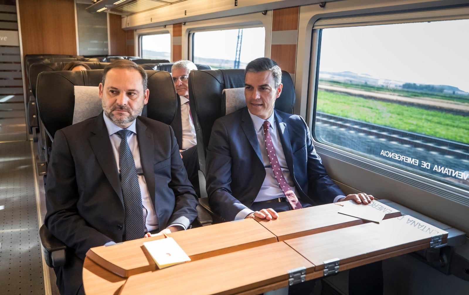 Pedro Sánchez y José Luis Ábalos, en el tren