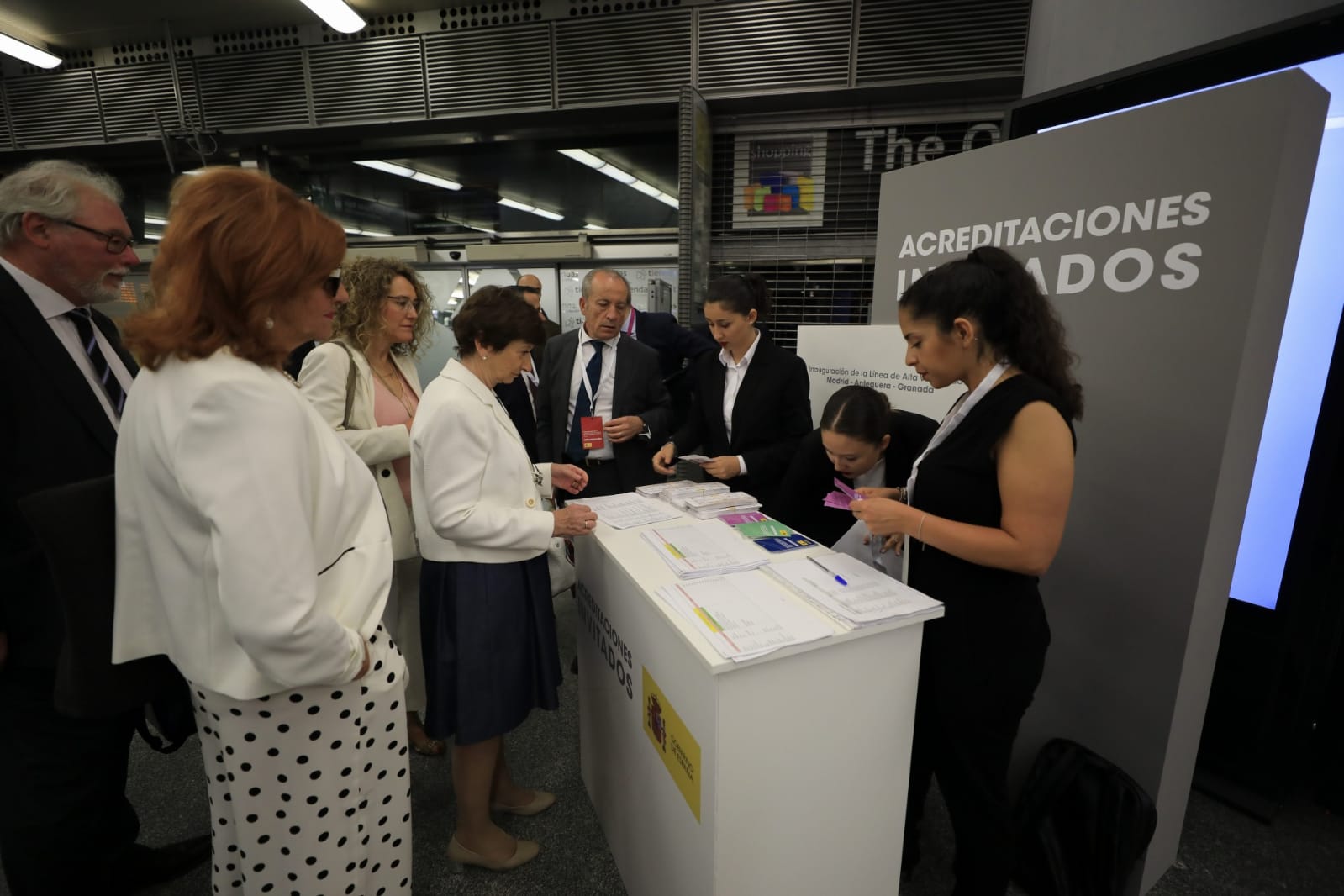 Invitados, autoridades y periodistas, en Atocha desde primera hora para iniciar el recorrido hacia Granada