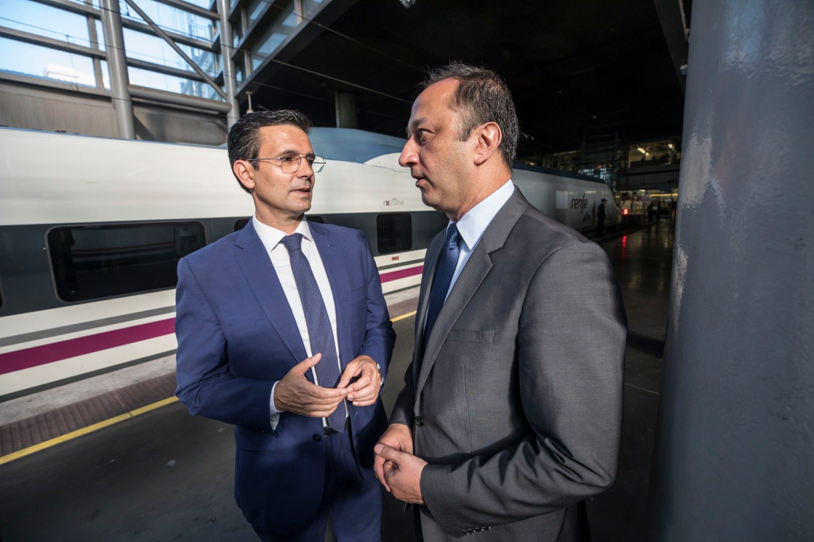 Paco Cuenca charla con Alfonso Rodríguez Gómez de Celis, vicepresidente del Congreso