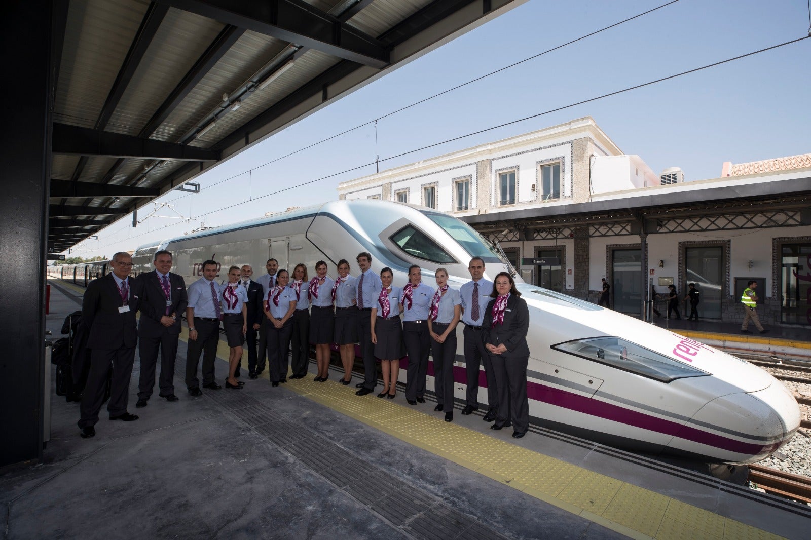 Personal de Renfe, junto a uno de los trenes AVE