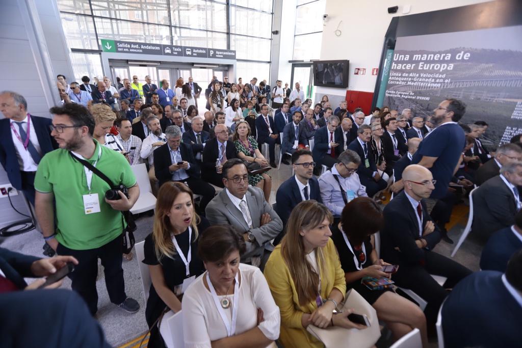 Autoridades y periodistas, en la nueva estación