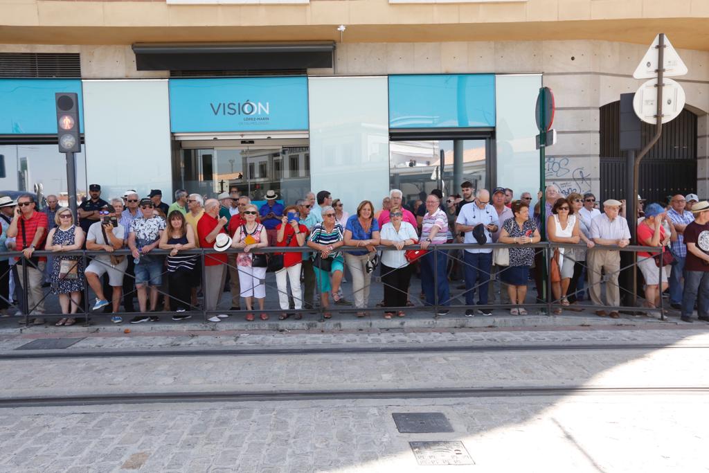 Decenas de ciudadanos esperan al AVE cerca de la estación