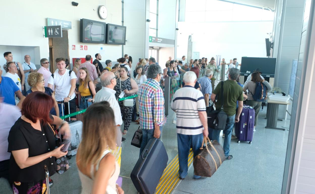 Los pasajeros se disponen a pasar el control de seguridad en la estación de Andaluces