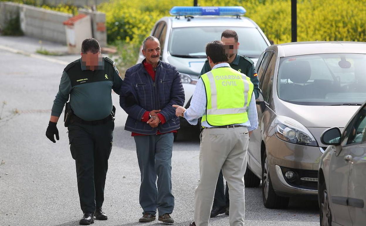 Miguel A. F., el día del registro de su vivienda, donde se cree dio a luz su hija. 