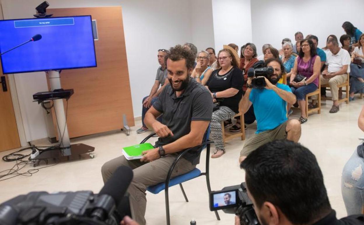 Jesús Candel sentado en la sala del Juzgado de lo Penal 6 de Granada