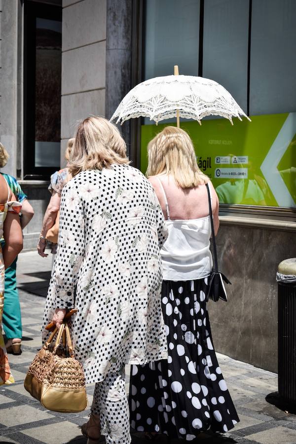 Granadinos y visitantes se las apañan en las calles para no sufrir mucho el enorme calor de estos días