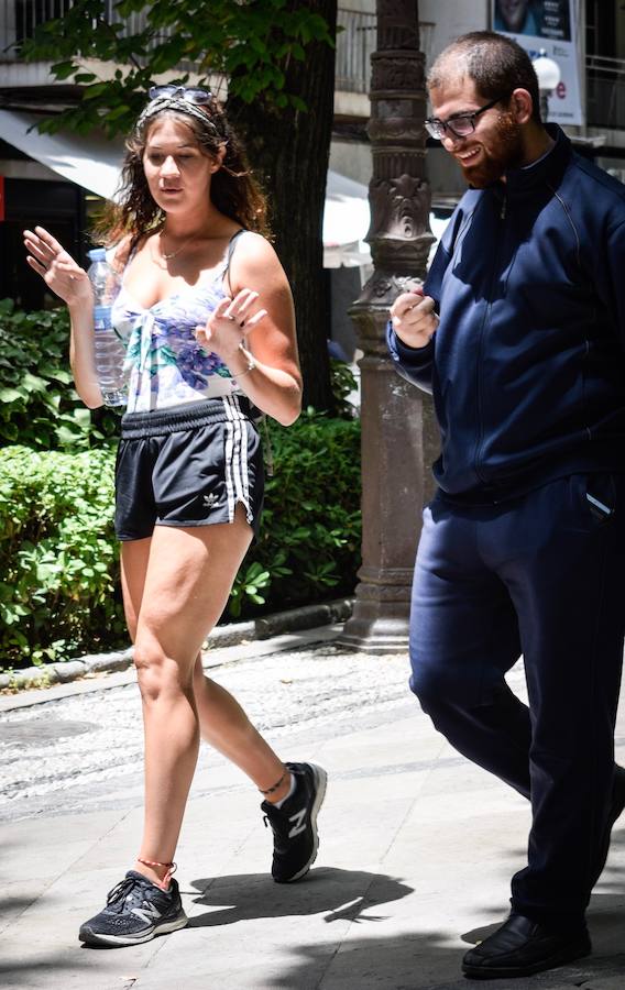 Granadinos y visitantes se las apañan en las calles para no sufrir mucho el enorme calor de estos días