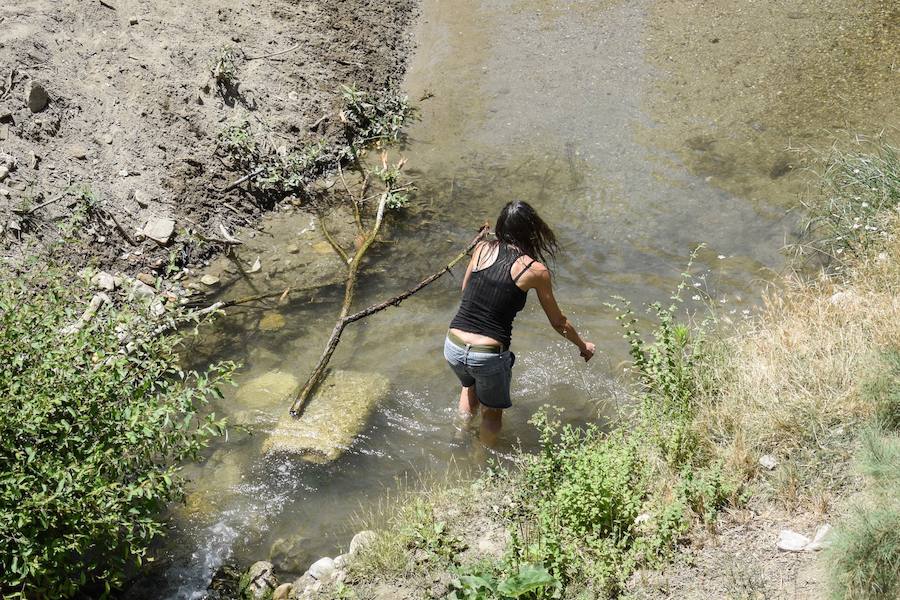 Granadinos y visitantes se las apañan en las calles para no sufrir mucho el enorme calor de estos días