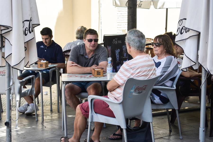 Granadinos y visitantes se las apañan en las calles para no sufrir mucho el enorme calor de estos días