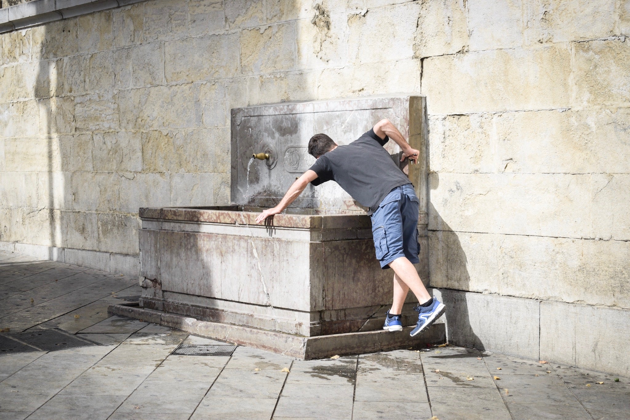 Granadinos y visitantes se las apañan en las calles para no sufrir mucho el enorme calor de estos días