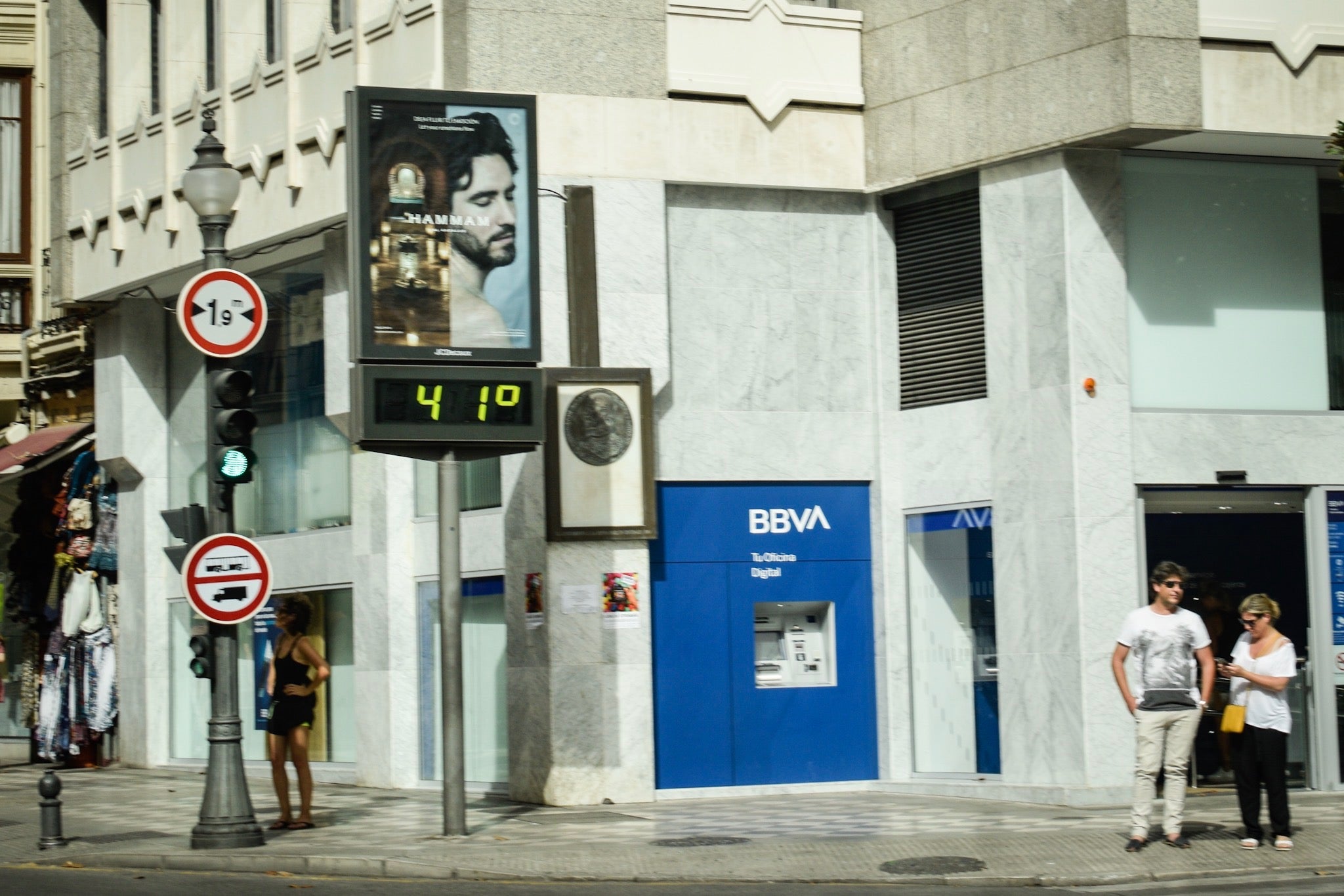 Granadinos y visitantes se las apañan en las calles para no sufrir mucho el enorme calor de estos días