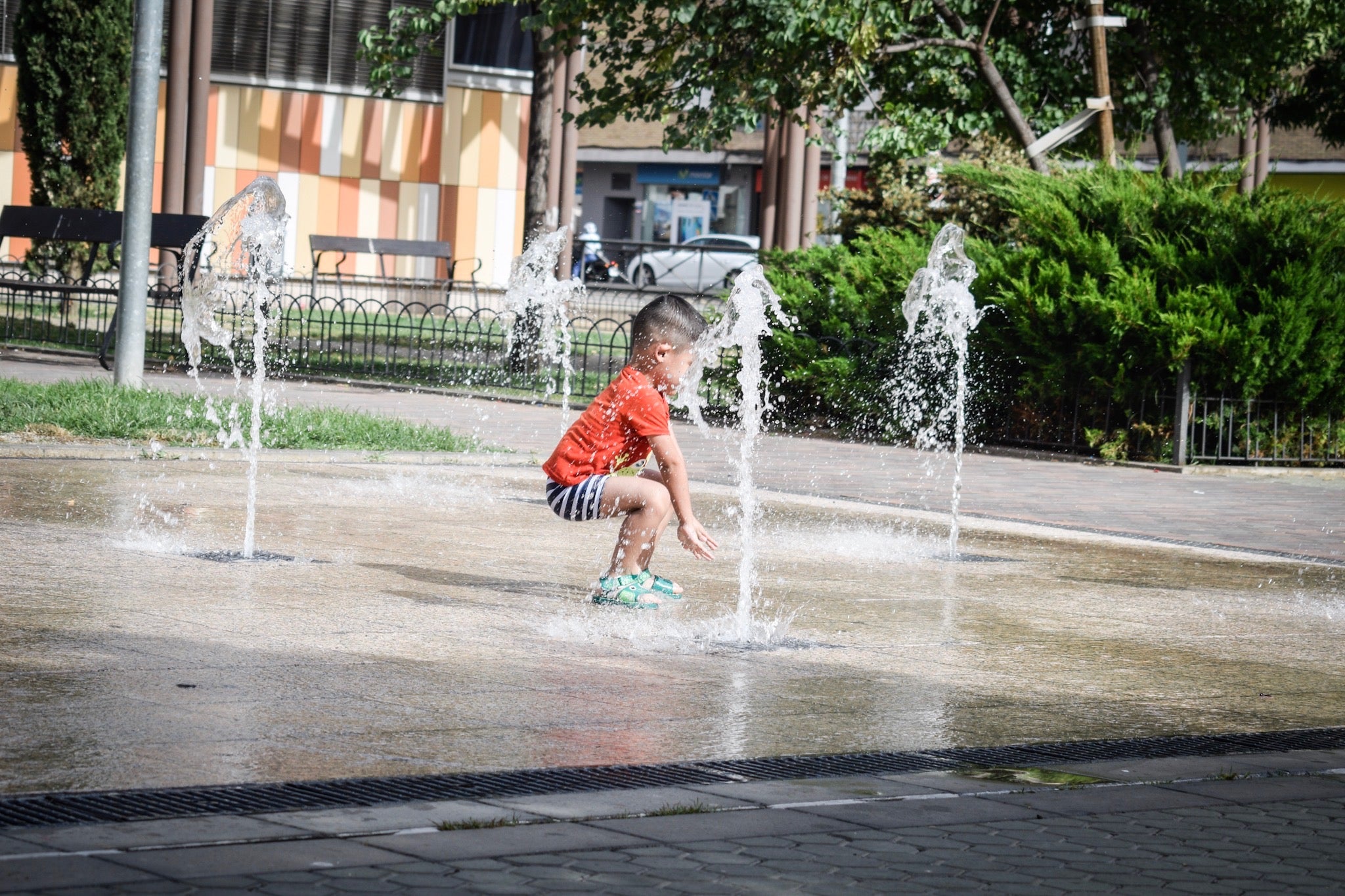 Granadinos y visitantes se las apañan en las calles para no sufrir mucho el enorme calor de estos días