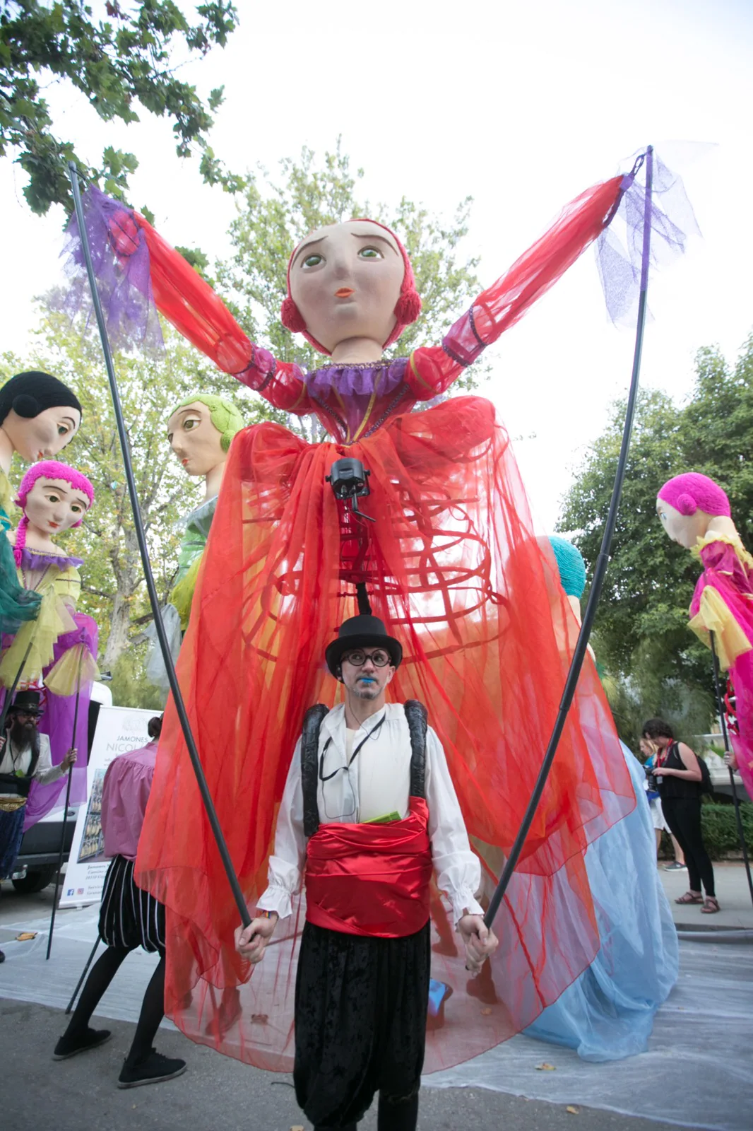 La compañía Yera Teatro presentó ayer su espectáculo 'Meninas', un pasacalles realizado con marionetas gigantes, y que se paseó por el centro de la capital, desde la fuente de las Granadas a la plaza de las Pasiegas