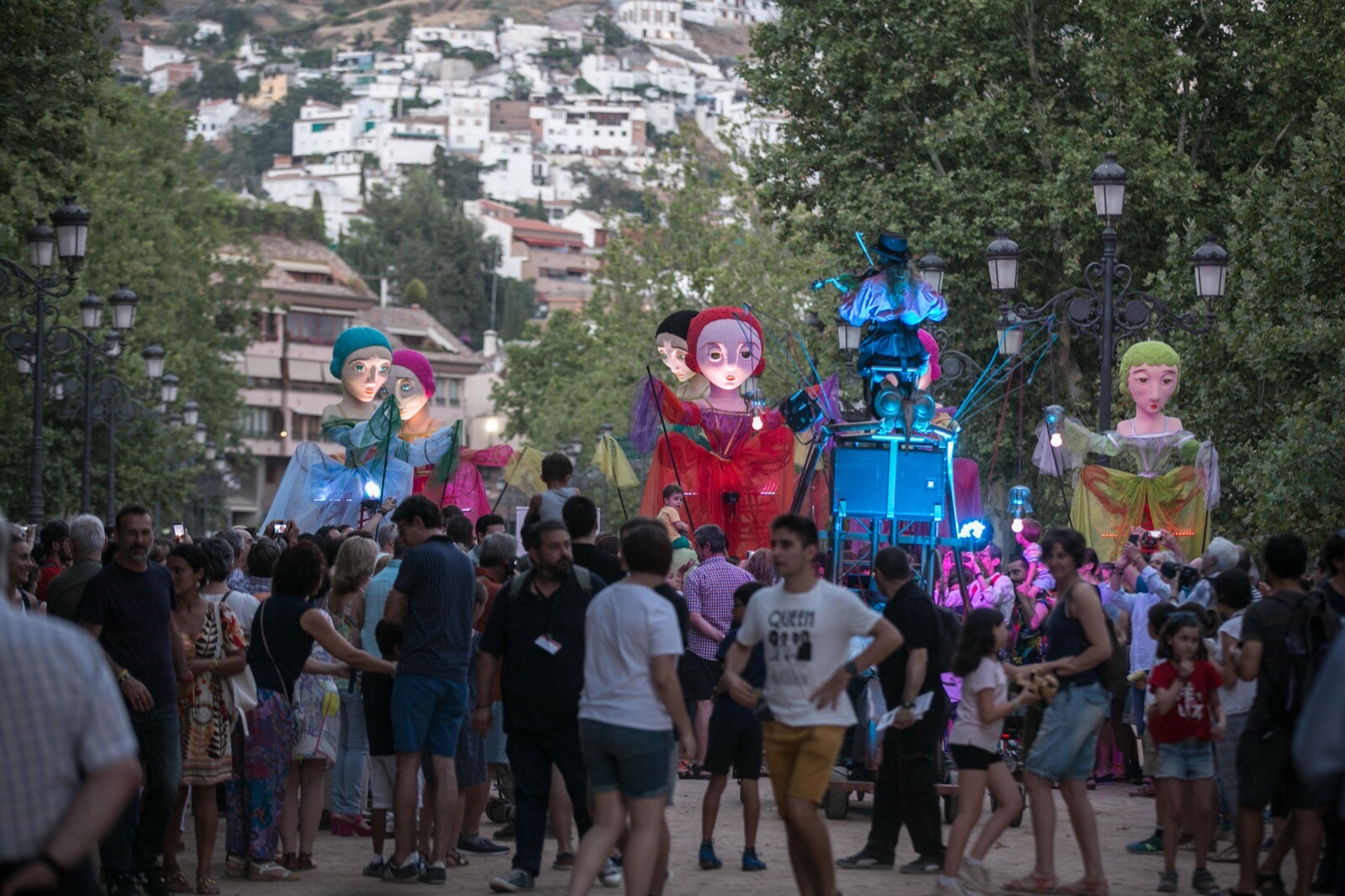 La compañía Yera Teatro presentó ayer su espectáculo 'Meninas', un pasacalles realizado con marionetas gigantes, y que se paseó por el centro de la capital, desde la fuente de las Granadas a la plaza de las Pasiegas