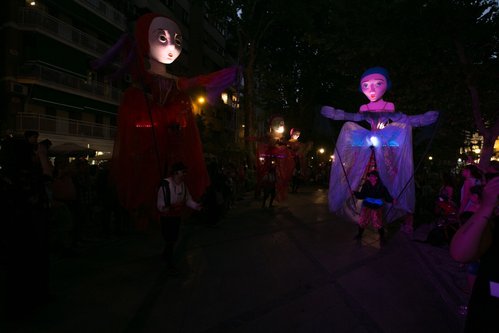 La compañía Yera Teatro presentó ayer su espectáculo 'Meninas', un pasacalles realizado con marionetas gigantes, y que se paseó por el centro de la capital, desde la fuente de las Granadas a la plaza de las Pasiegas