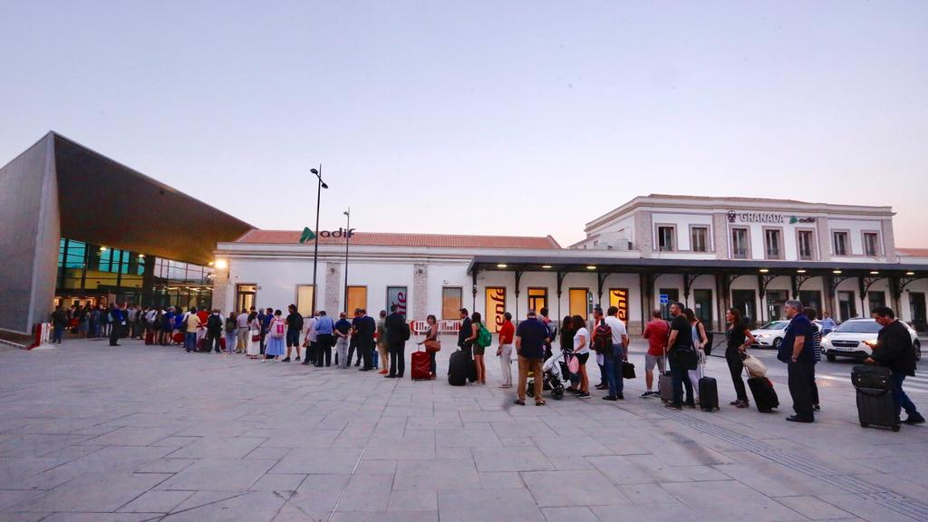 Los viajeros han tenido que ser pacientes para subir al tren