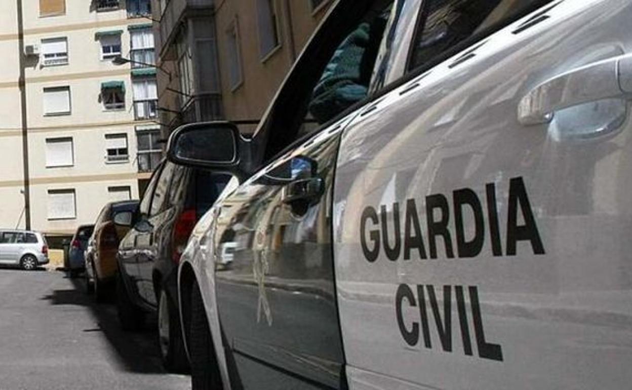 Robo en Granada: Le pusieron un GPS en el coche para controlarlo y le quitaron robarle dos relojes de oro de 5.000 euros