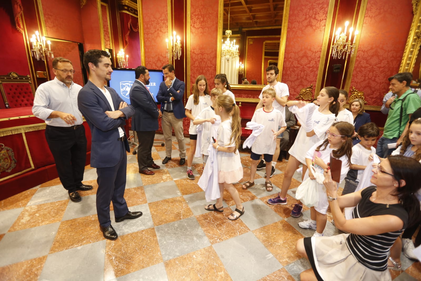 El patinador y medallista olímpico Javier Fernández se ha mostrado orgulloso de «ayudar a la promoción» de Granada y a «hacer de este lugar el más visitado del mundo»