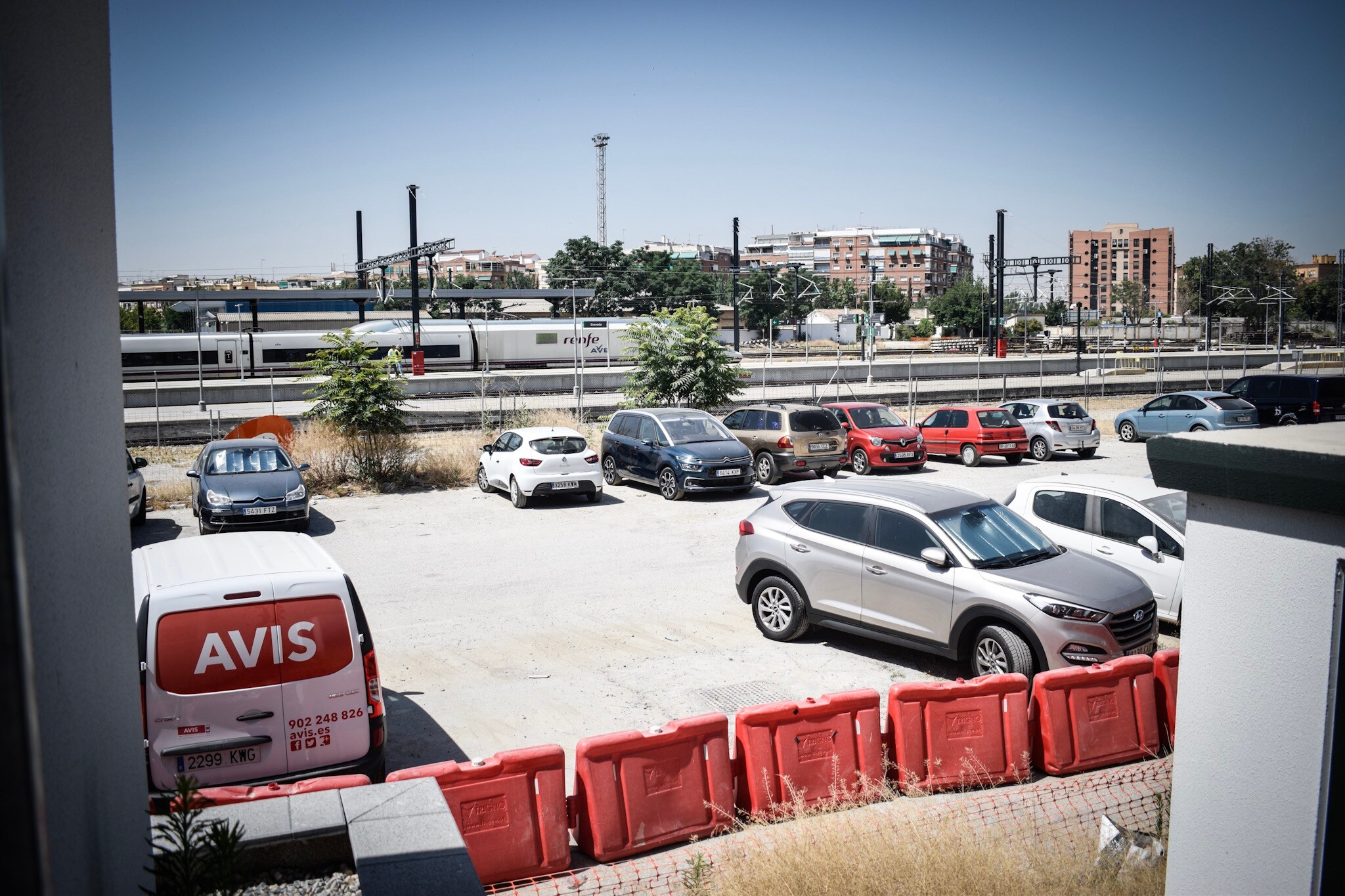 Imagen principal - AVE de Granada: La Junta anuncia que la obra del parking de la estación  arrancará este verano