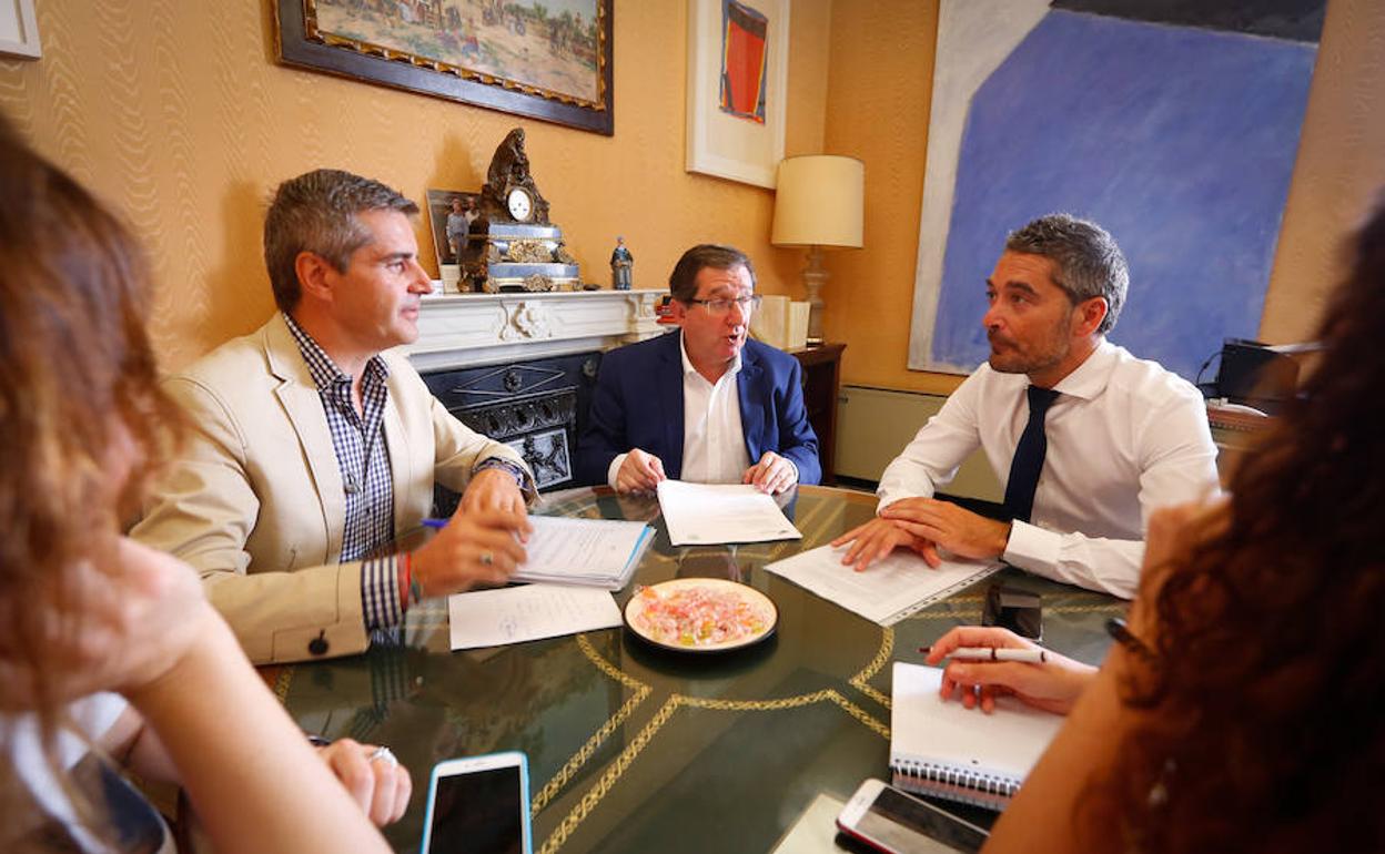 César Díaz, Luis González y Manuel Olivares fueron protagonistas de la primera comparecencia conjunta del nuevo gobierno.