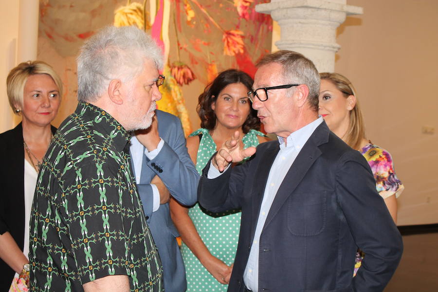 El cineasta manchego expone en el Centro Andaluz de la Fotografía, junto al artista Jorge Galindo, un trabajo conjunto en cuadros de gran formato 