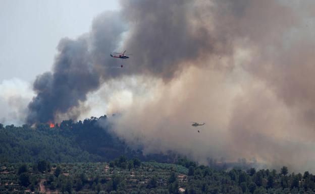 Dos helicópteros atacan las llamas en Bovera (Tarragona).
