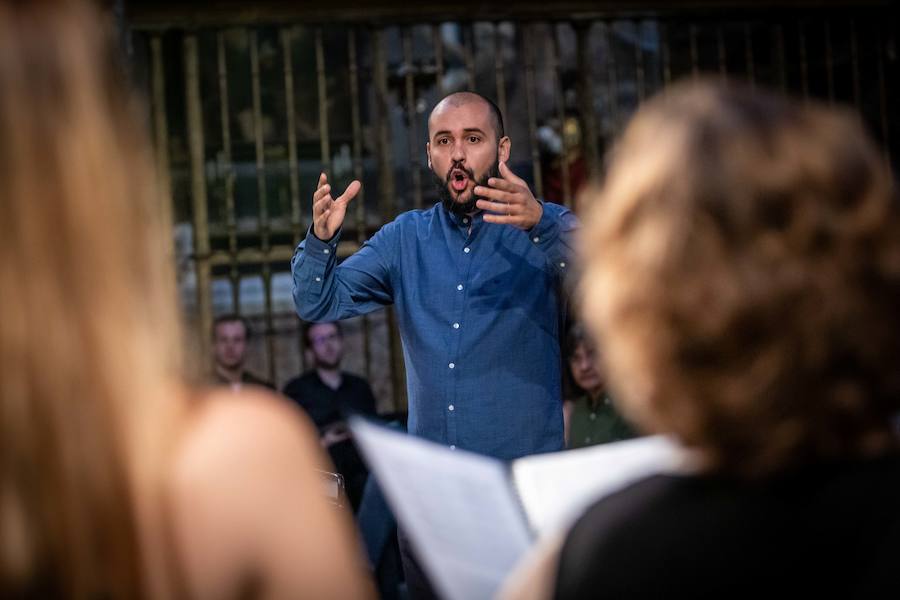 El concierto del Festival de Música y Danza se ha ubicado en la franja de conciertos matinales de los fines de semana y cuenta el beneplácito del público que se apresuró a guardar sitio en la cola