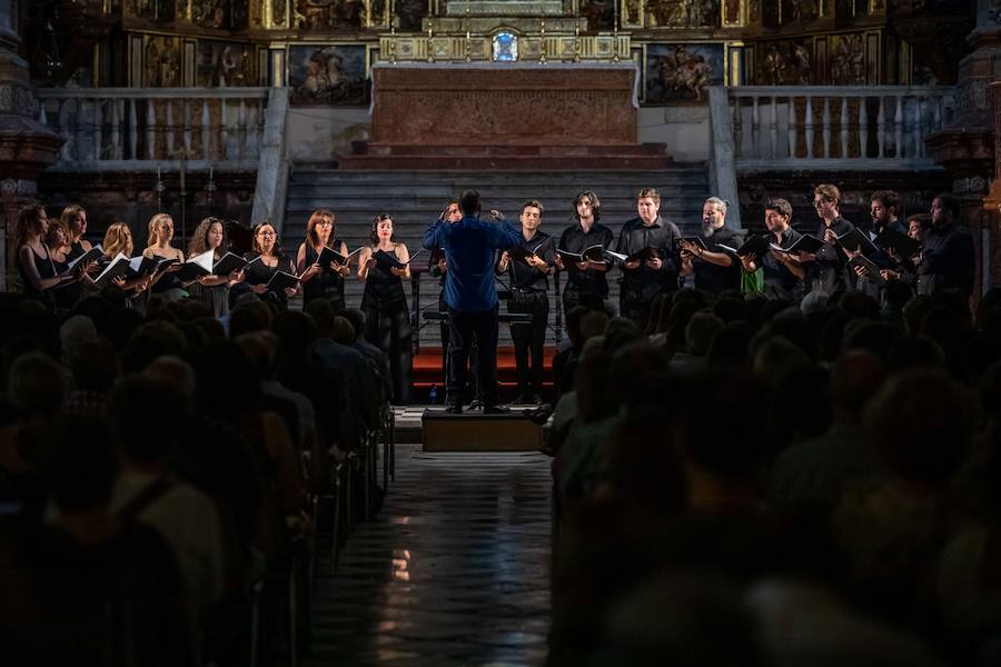 El concierto del Festival de Música y Danza se ha ubicado en la franja de conciertos matinales de los fines de semana y cuenta el beneplácito del público que se apresuró a guardar sitio en la cola