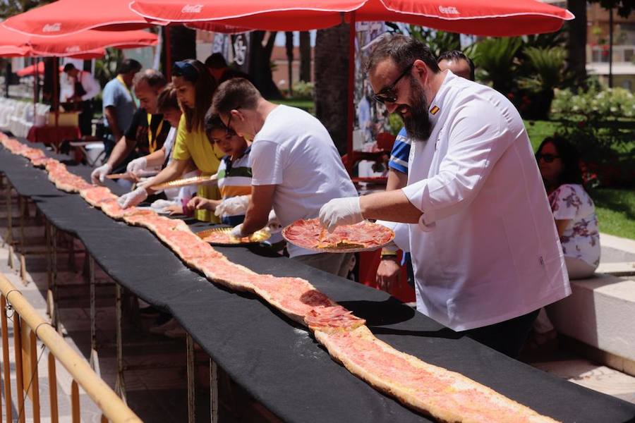 El panadero motrileño Federico Jiménez, que ha preparado las barras junto a cuatro compañeros, ayuda a colocar el jamón sobre la tostada. 