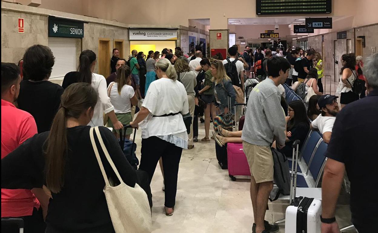 El aeropuerto de Granada en la noche de este domingo.