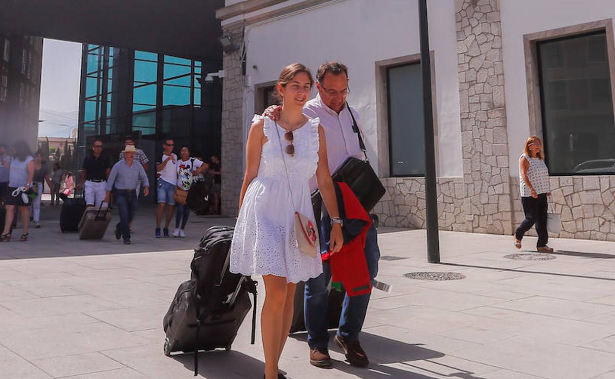 Llegada de pasajeros a la estación de Andaluces. 