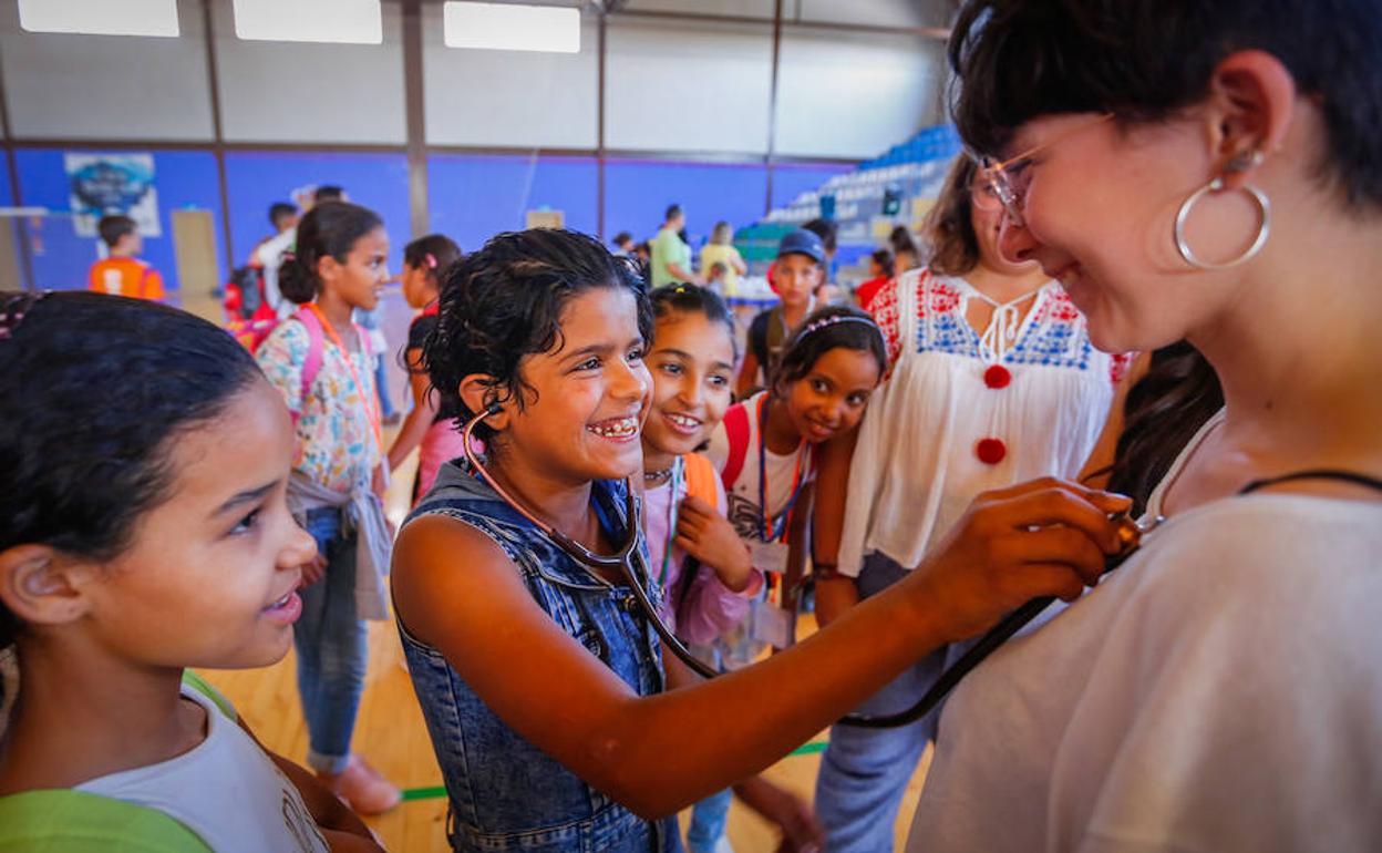 Niños saharauis en Granada | Llegan a la ciudad 107 refugiados para el verano