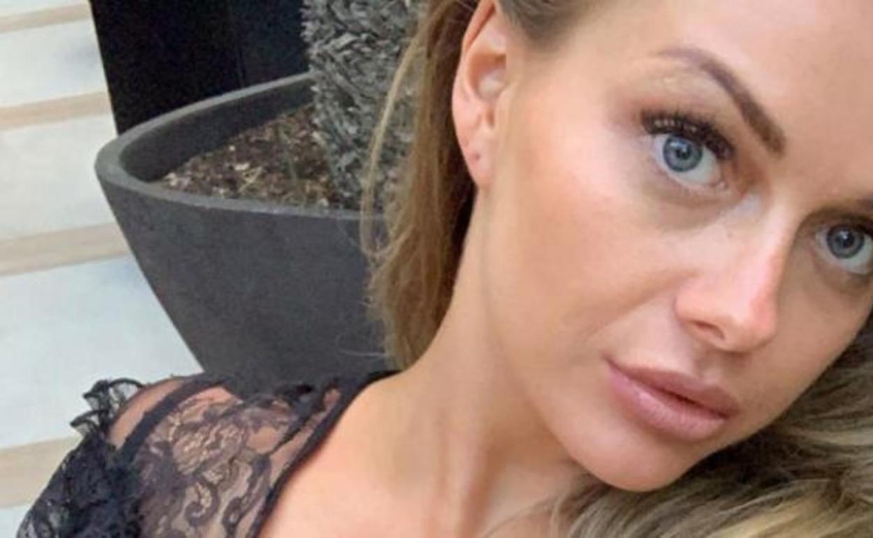 Easyjet: Expulsada de un vuelo Málaga-Londres por llevar una blusa transparente y escotada