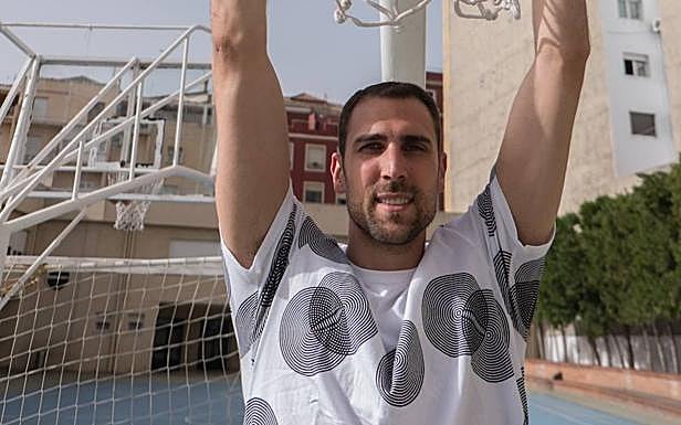 Pablo Aguilar se cuelga de un aro del Colegio Asunción de Granada. 