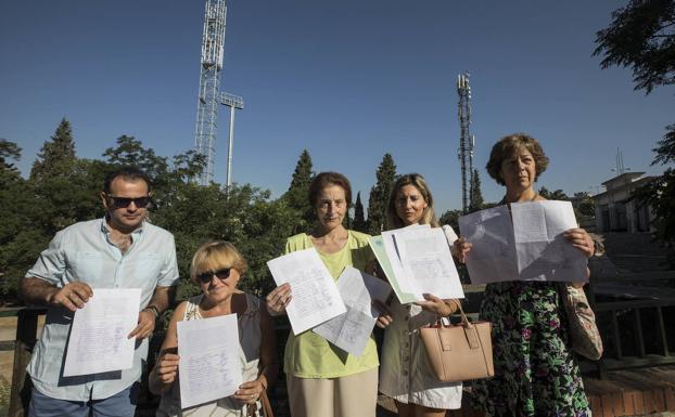 Las vecinas muestran las firmas recogidas para pedir la retirada de las torres.