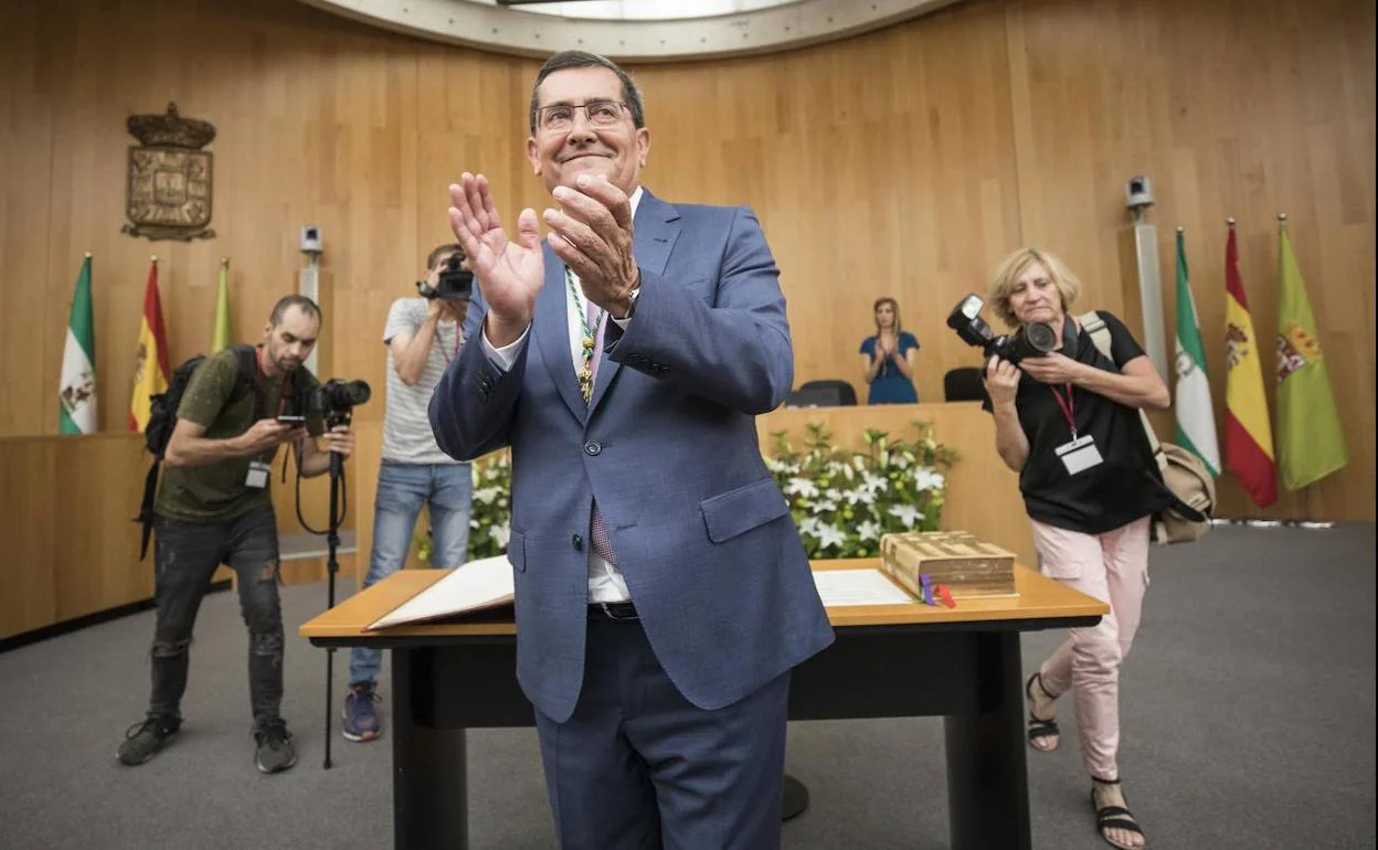 El socialista José Entrena aplaude en su pleno de investidura como presidente de la Diputación provincial