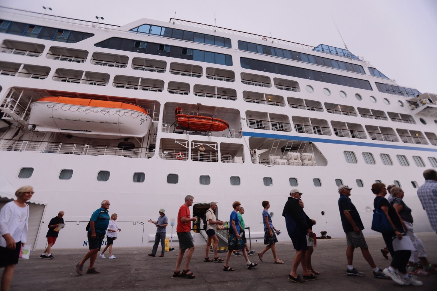El navío, con una capacidad de 700 pasajeros, ha traído a 670 visitantes y 400 integrantes del personal de tripulación, la mayoría estadounidenses a recorrer el municipio.
